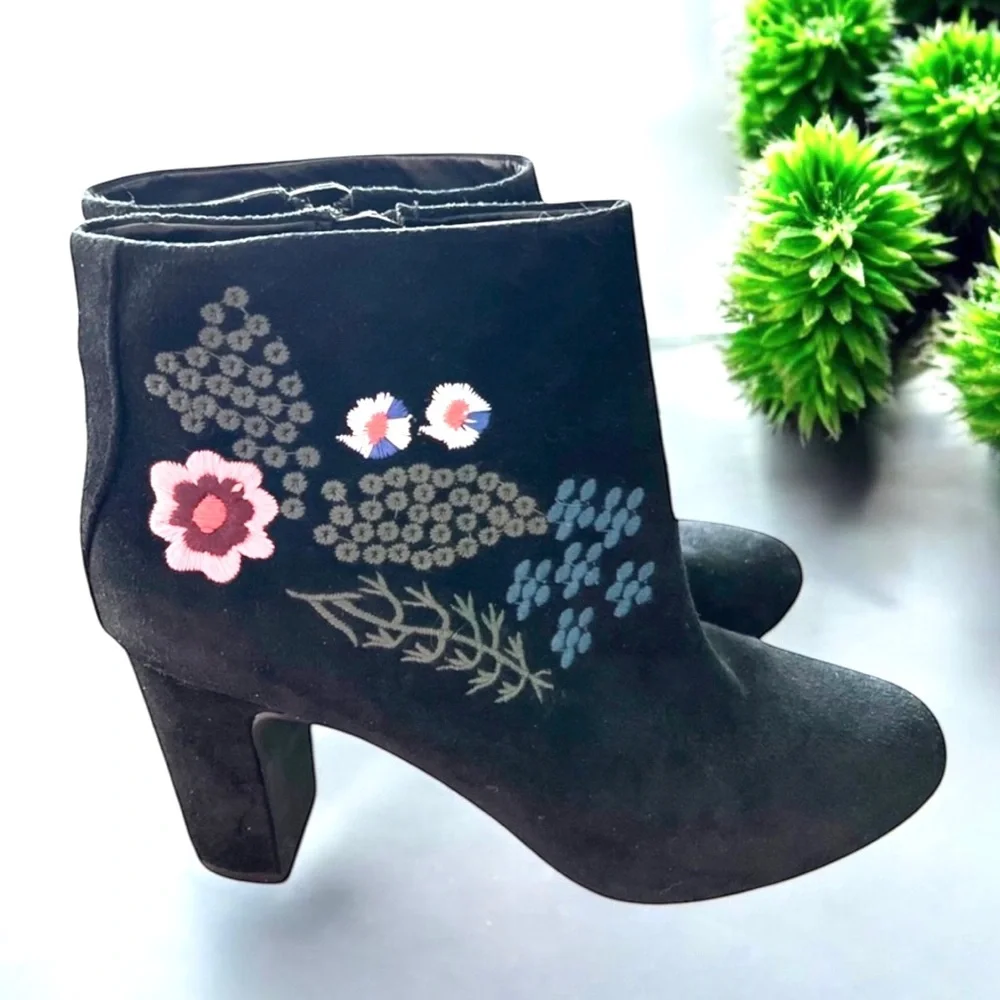 NANETTE LEPORE Beverly Black Suede Embroidered Boots Size 8.5 Heel 1770-17